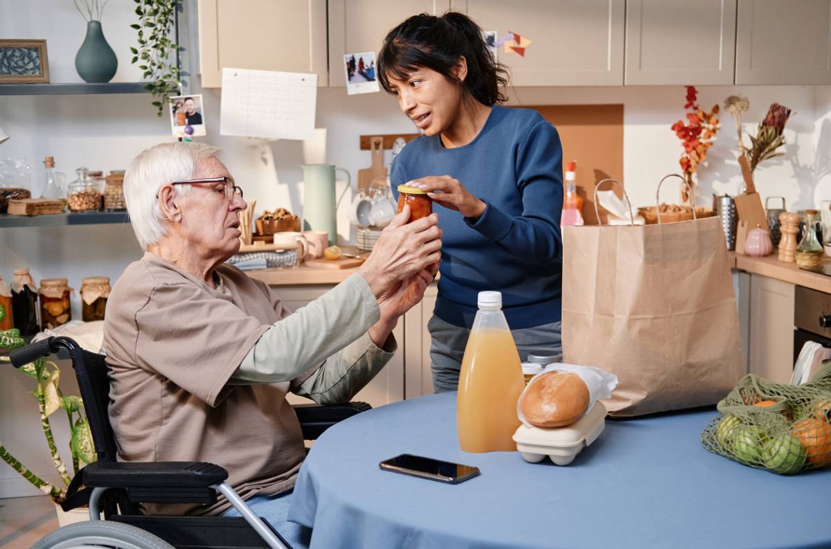 Les signes qui indiquent qu'un senior a besoin d'aide à domicile Image